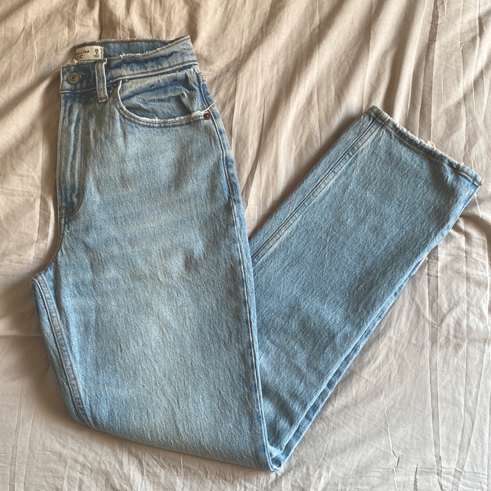 Abercrombie & Fitch - Curve Love Ultra High Rise 90s Straight Jeans